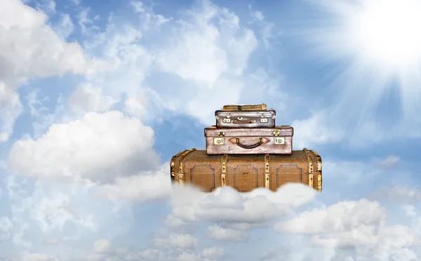 Три старых кожаных чемодана в небесном путешествии — стоковое фото