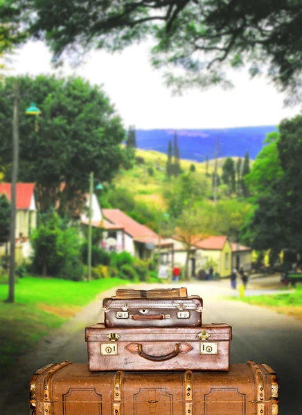 Ταξιδεύουν βαλίτσες, σε μια μικρή πόλη δρόμο — Φωτογραφία Αρχείου