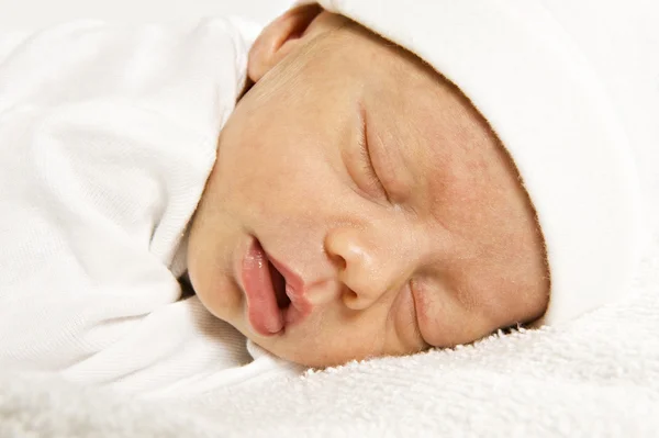 Doce bebê recém-nascido dormindo em paz — Fotografia de Stock