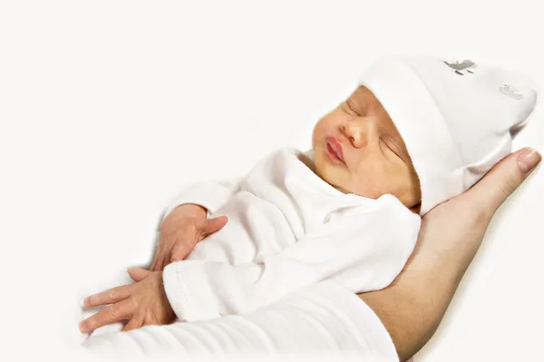 Pasgeboren baby in Moederdag handen slapen — Stockfoto