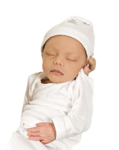 Bambino appena nato che dorme tranquillamente vestito di bianco — Foto Stock