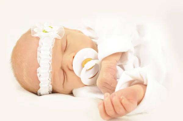 Adorável bebê recém-nascido com faixa de cabeça — Fotografia de Stock