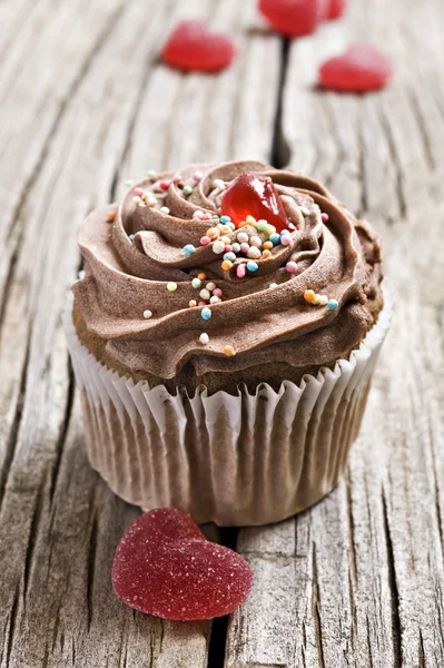 Dulces de jalea de corazón rojo y cupcakes de chocolate — Foto de Stock