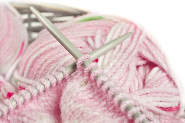 ピンクの赤ちゃんジャージーのニット糸・針 — ストック写真