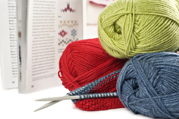 Yarn needles pattern and knitting on white — Stock Photo, Image