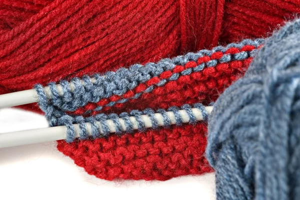 Hilos de lana y aguja de tejer. Accesorios de aguja sobre fondo blanco . — Foto de Stock