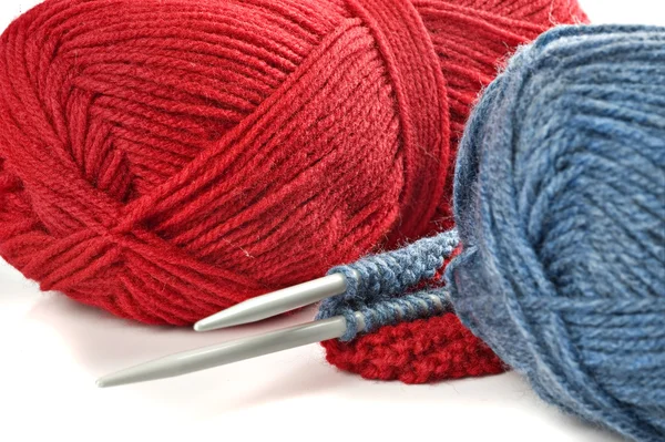紡毛糸と編む針。白い背景の上の裁縫アクセサリー. — ストック写真