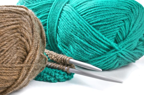 紡毛糸と編む針。白い背景の上の裁縫アクセサリー. — ストック写真