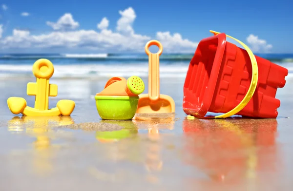 Primer plano de los juguetes de playa para niños en la playa: concéntrese en la regadera —  Fotos de Stock