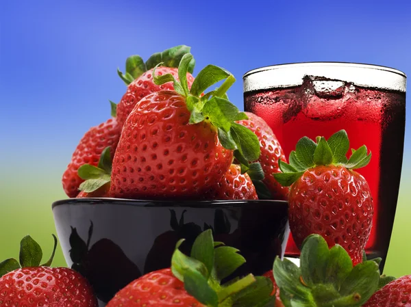 Fresh healthy strawberries and juice for a healthy diet — Stock Photo, Image