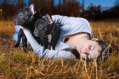 güzel bir kadın ile köpek