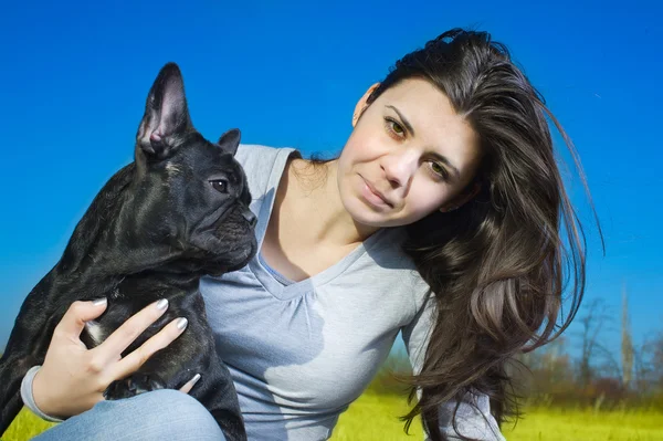 Hermosa mujer con un perro — Foto de Stock