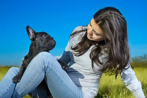 Vacker kvinna med en hund — Stockfoto