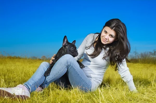Piękna kobieta z psem — Zdjęcie stockowe
