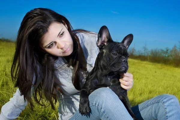Mulher bonita com um cão — Fotografia de Stock