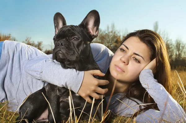 Красивая женщина с собакой — стоковое фото