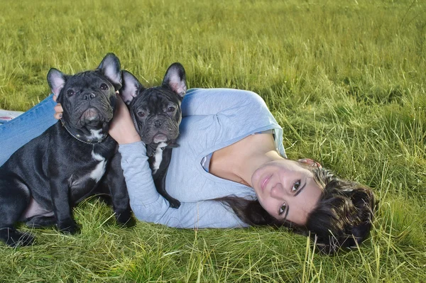 Güzel bir kadın ile köpek — Stok fotoğraf