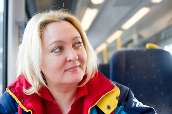 Счастливая женщина в поезде — стоковое фото