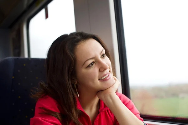 Menina feliz em um trem — Fotografia de Stock