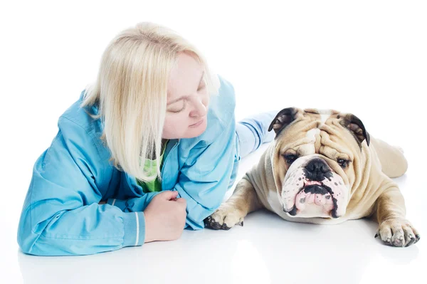 Kadın ile köpek İngilizce bulldog izole — Stok fotoğraf