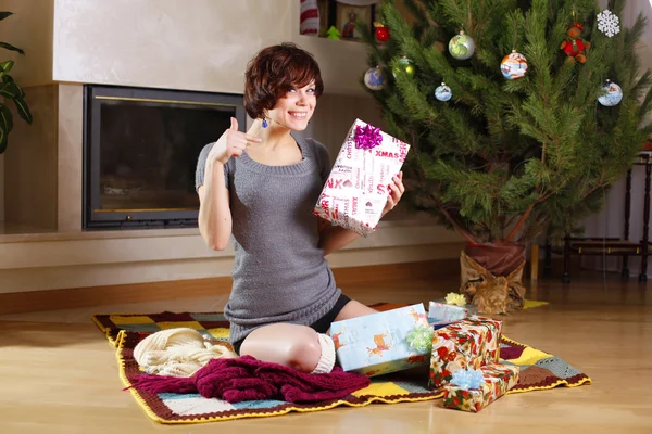 Mujer y regalos — Foto de Stock