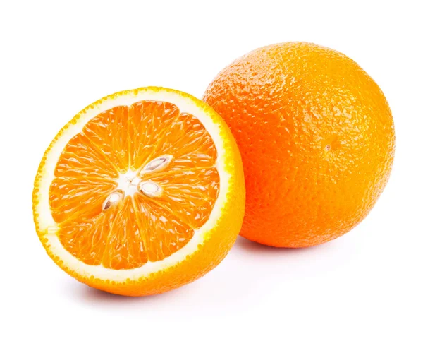 Φυσικό πορτοκάλι με φέτες που απομονώνονται σε λευκό — Φωτογραφία Αρχείου