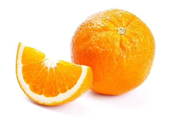 Φυσικό πορτοκάλι με φέτες που απομονώνονται σε λευκό — Φωτογραφία Αρχείου