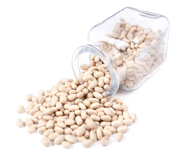 Pequenos grãos espalhados em um fundo branco — Fotografia de Stock