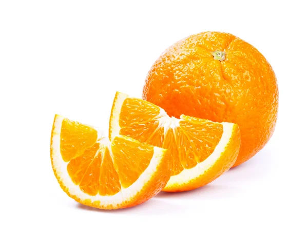 Свежий апельсин ломтиками, изолированные на белом — стоковое фото