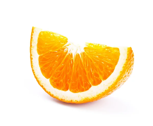 Свежие оранжевые ломтики изолированы на белом — стоковое фото