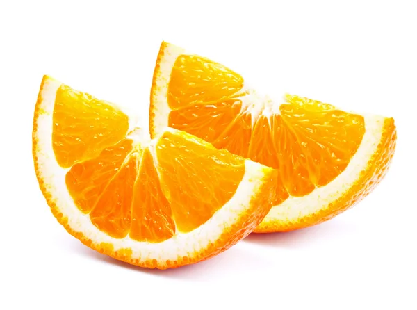 Φρέσκα φέτες πορτοκαλιού που απομονώνονται σε λευκό — Φωτογραφία Αρχείου