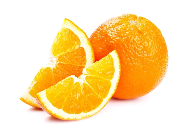 Fris oranje met plakjes geïsoleerd op wit — Stockfoto
