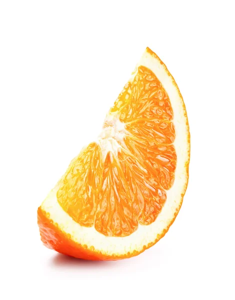 Rodaja de naranja madura fresca aislado en blanco — Foto de Stock