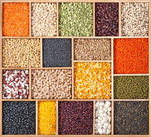 Soja, ervilhas, lentilhas e feijões diferentes — Fotografia de Stock
