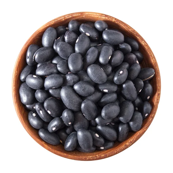 Dřevěná mísa plná černé malé fazole izolovaných na bílém — Stock fotografie