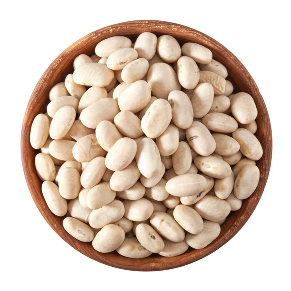 Dřevěná mísa plná malých fazolí izolovaných na bílém — Stock fotografie