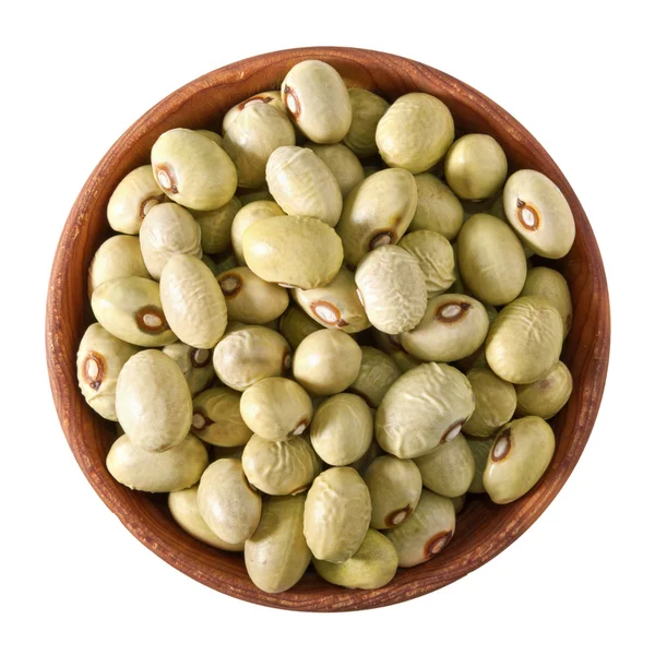 Dřevěná mísa plná zelené fazolky izolované na bílém — Stock fotografie