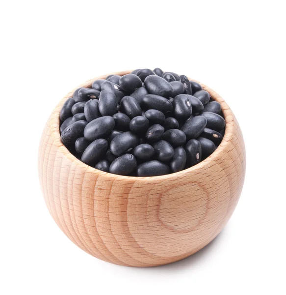 Tigela de madeira cheia de feijão preto pequeno, isolado no branco — Fotografia de Stock