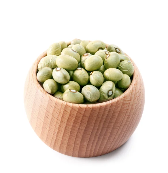 Houten kom vol groene bonen geïsoleerd op wit — Stockfoto