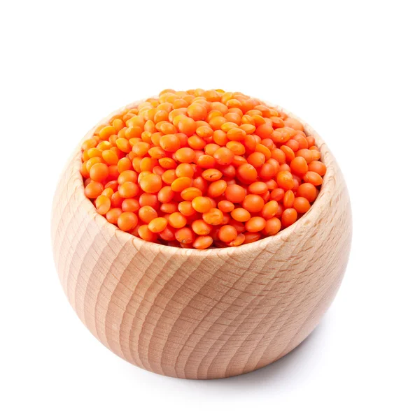 Ciotola di legno pieno di lenticchie rosse isolate su bianco — Foto Stock