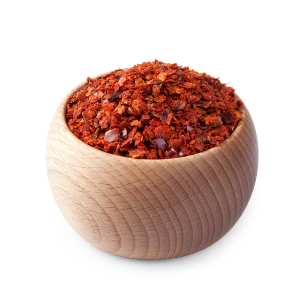 Hölzerne Schüssel voller Paprika isoliert auf weiss — Stockfoto