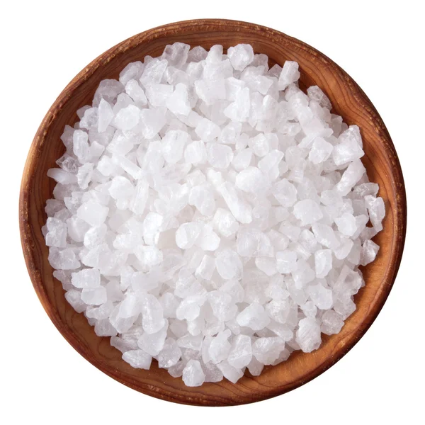 Ξύλινο μπολ γεμάτο θαλασσινό αλάτι πάνω από λευκό — Φωτογραφία Αρχείου