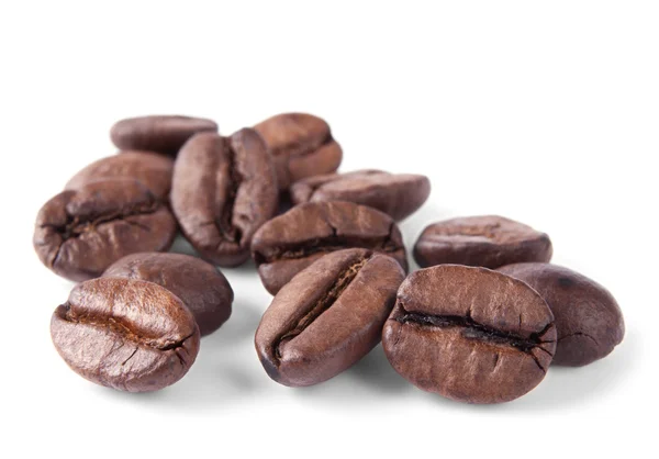 Кофе в зернах в крупным планом, изолированные на белом фоне — стоковое фото