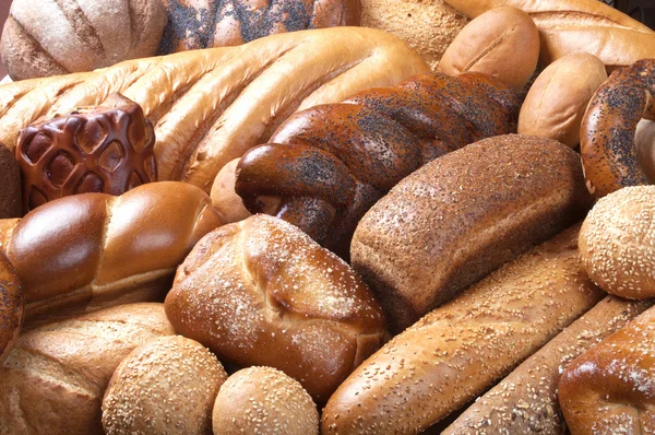Pão de trigo grande isolado no branco — Fotografia de Stock