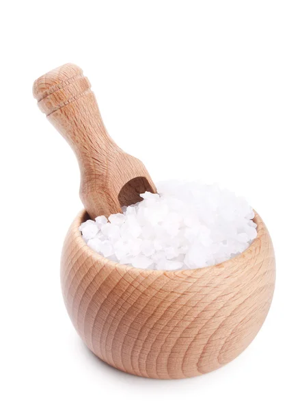 Cuillère en bois dans un bol rempli de sel de mer — Photo