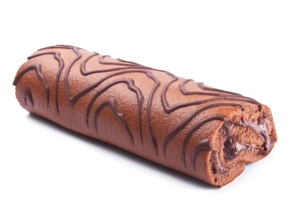Schokolade Swiss Roll Kuchen isoliert auf weiss — Stockfoto