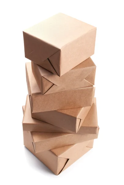 Pila di pacchi avvolti con carta da imballaggio marrone — Foto Stock