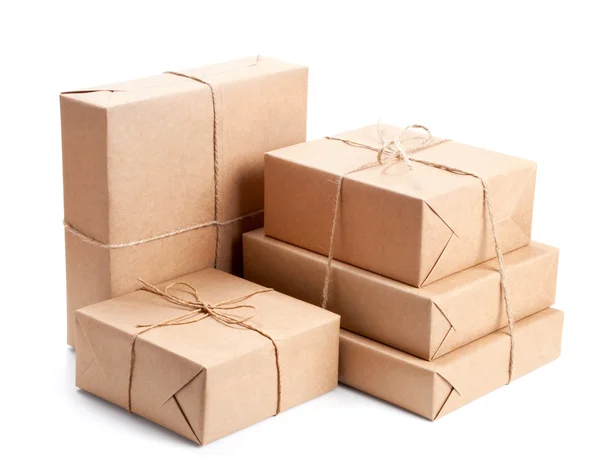 Gruppo di pacco avvolto con carta da imballaggio marrone — Foto Stock
