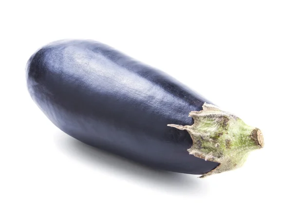 Enda färska aubergine isolerad på vit — Stockfoto