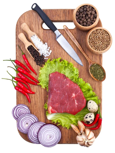 Culinary background with fresh vegetables on cutting board — Stock Photo, Image